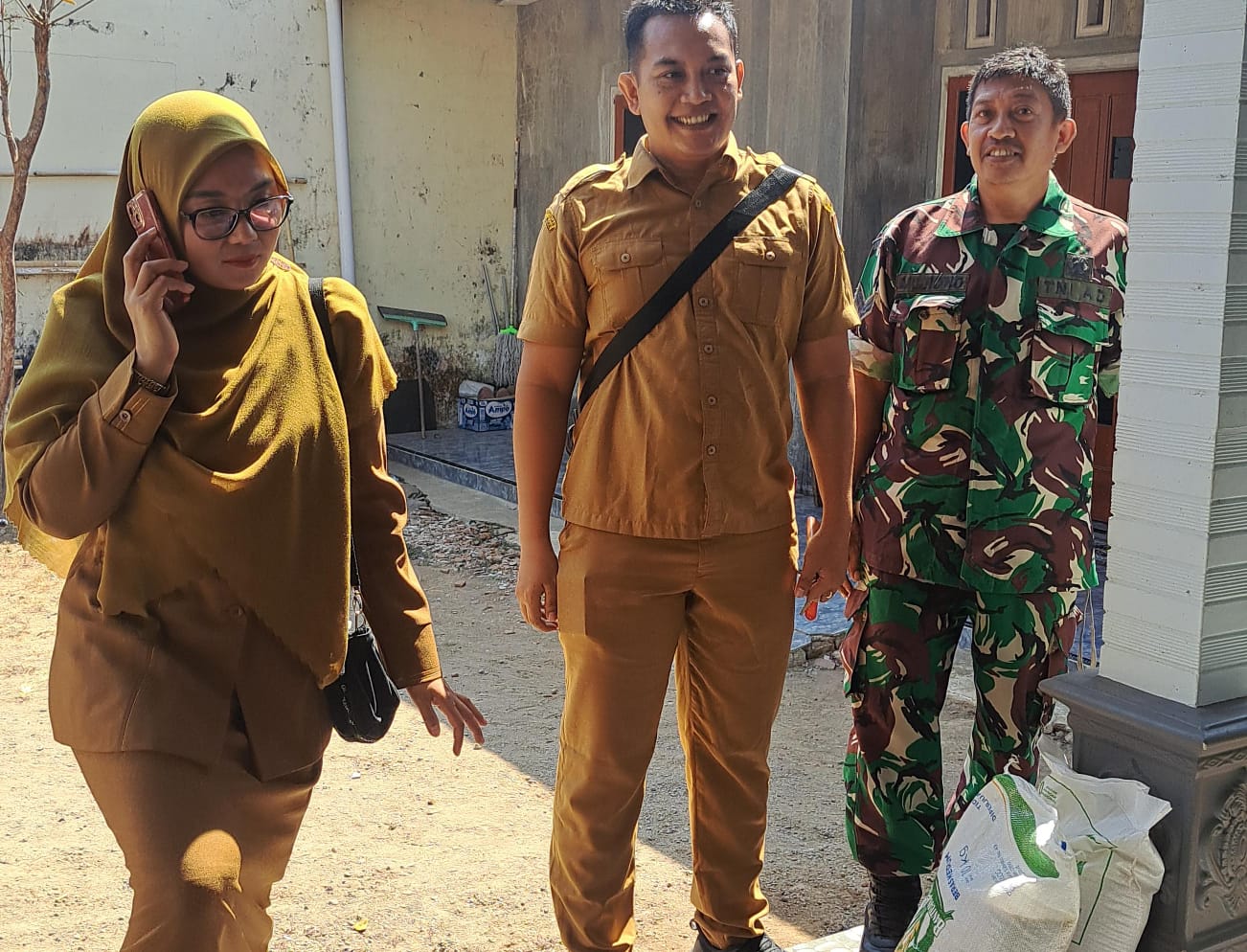 bantuan-pangan-diantar-langsung-ke-rumah-warga-kranjingan-20260925