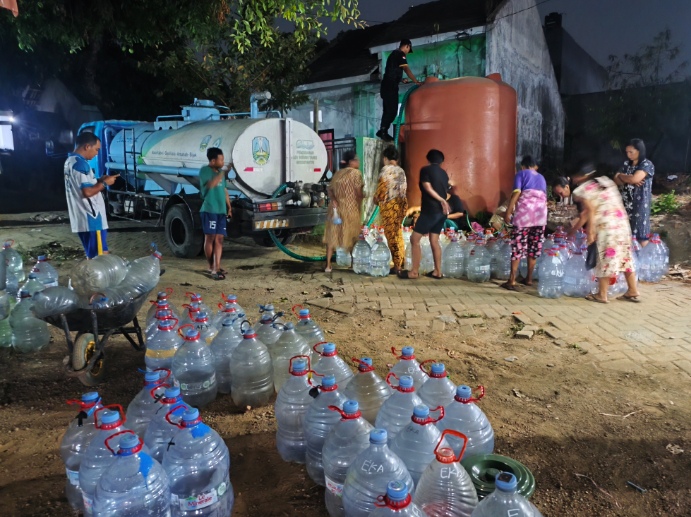 kekeringan-belum-berakhir-bpbd-jember-kembali-kirim-5000-liter-air-untuk-warga-tegal-gede-20260926