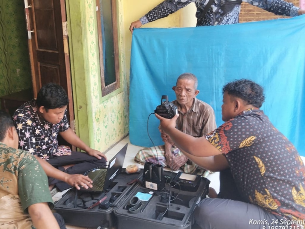 pelayanan-jemput-bola-warga-usia-senja-di-dusun-tegalan-langkap-direkam-ktp-el-20260926