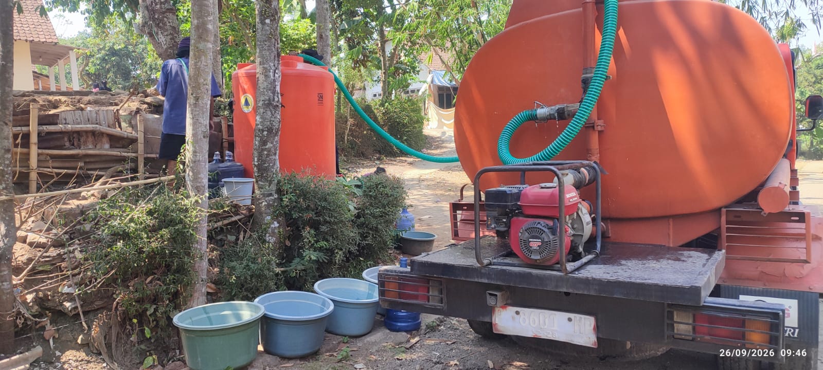 krisis-air-bersih-di-plalangan-jember-bpbd-distribusikan-5000-liter-ke-142-kk-20260927