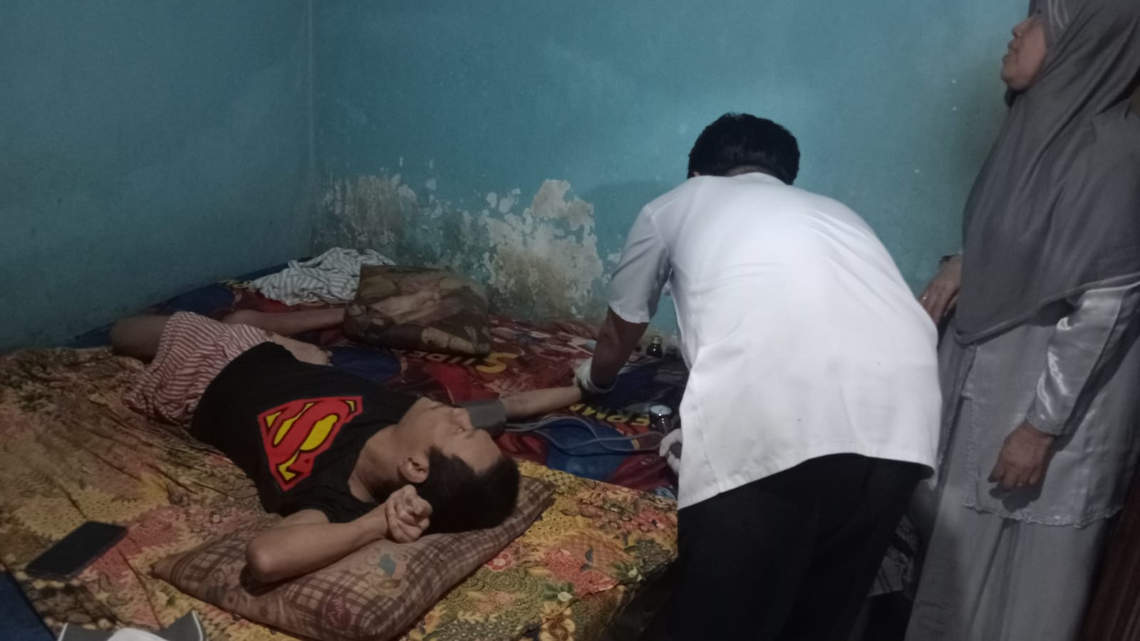 ibu-sakit-lutut-anak-penyandang-cp-kelurahan-patrang-dan-tim-home-care-datang-berikan-perawatan-20260928