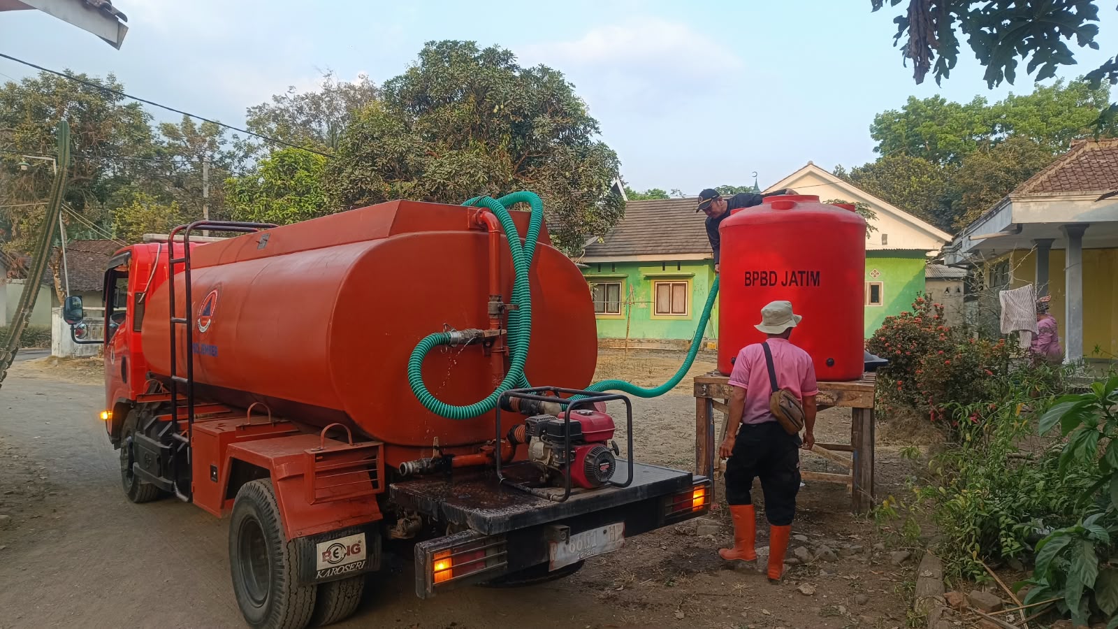 kekeringan-di-dusun-rowo-jember-bpbd-distribusikan-15000-liter-air-bersih-20260929