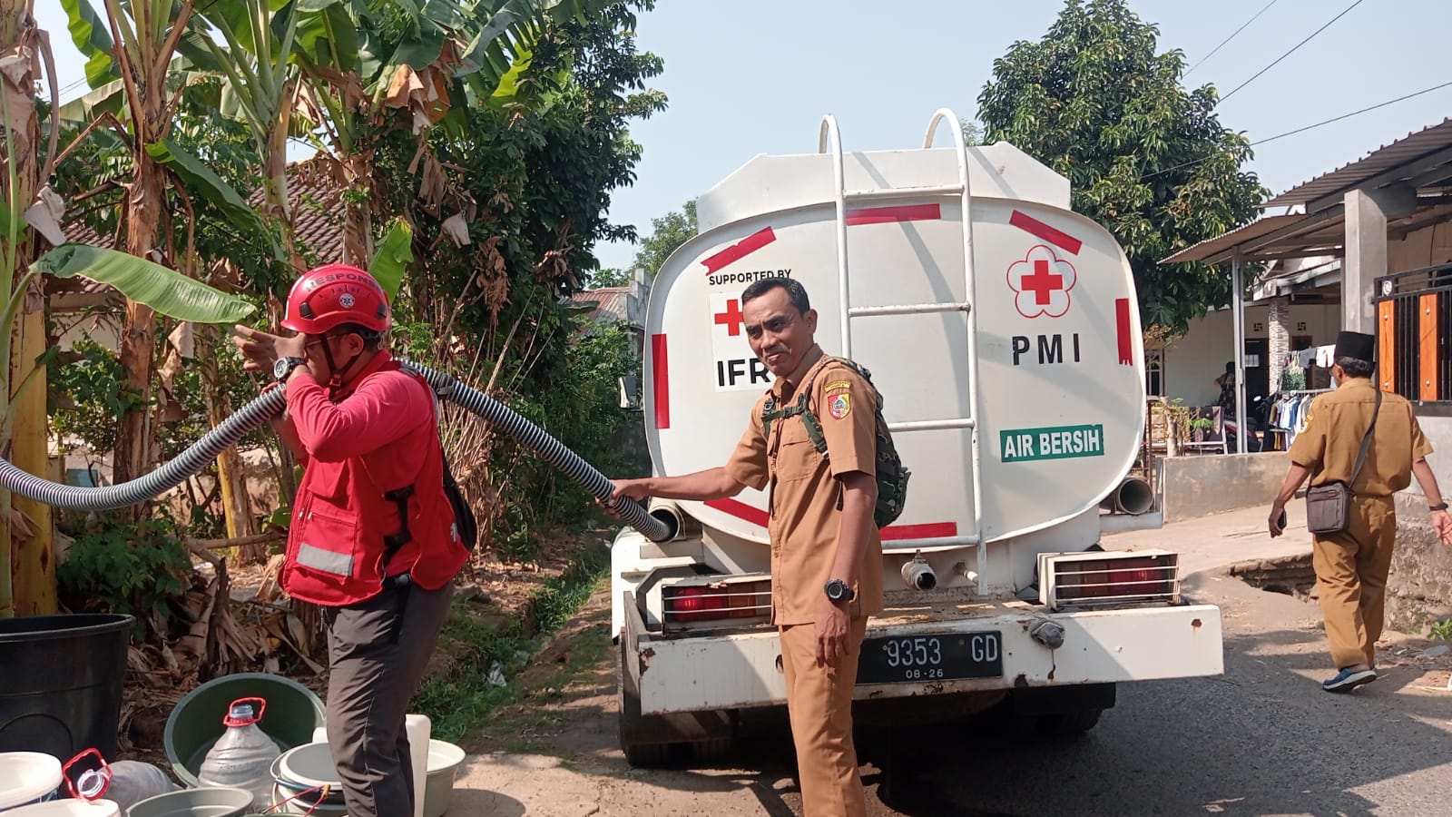 pmi-dan-kelurahan-patrang-salurkan-air-bersih-untuk-warga-tegal-batu-20260929