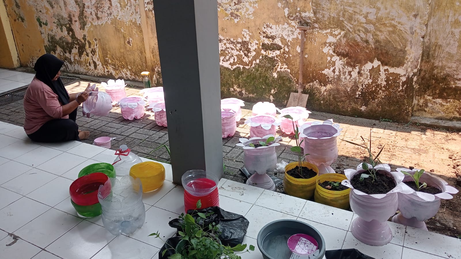 pkk-patrang-tanam-bibit-gayatri-manfaatkan-wadah-bekas-air-mineral-jadi-pot-20260929