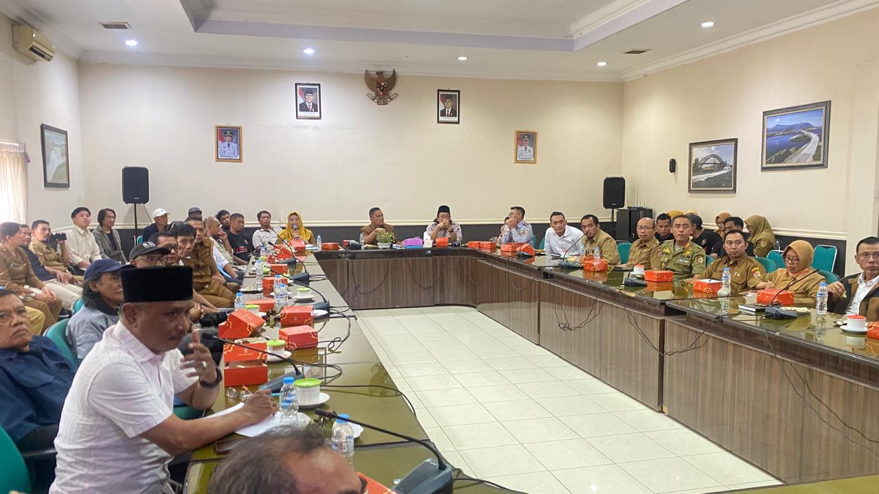 dpupr-jember-gelar-rapat-satgas-pasar-tanjung-cari-titik-temu-jam-operasional-pedagang-luar-akan-dievaluasi-20260929