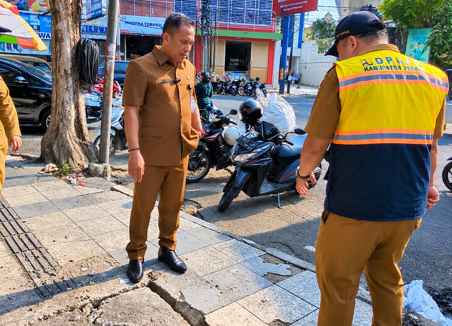 tak-hanya-di-balik-meja-plt-kepala-dpupr-jember-cek-langsung-pekerjaan-drainase-di-pasar-tanjung-20260930