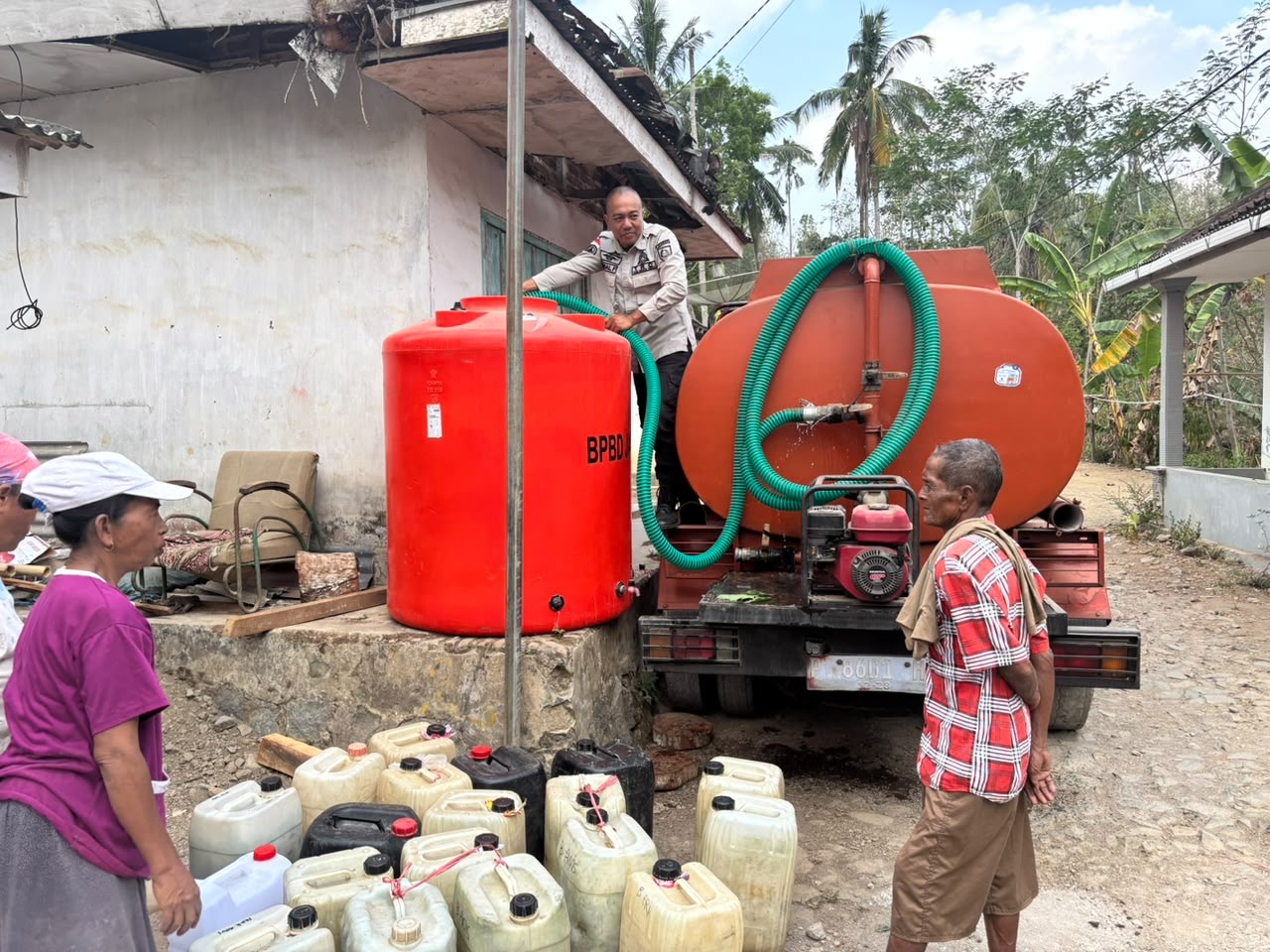 bpbd-jember-kembali-salurkan-5000-liter-air-bersih-85-kk-di-mulyorejo-silo-terdampak-kekeringan-20261001