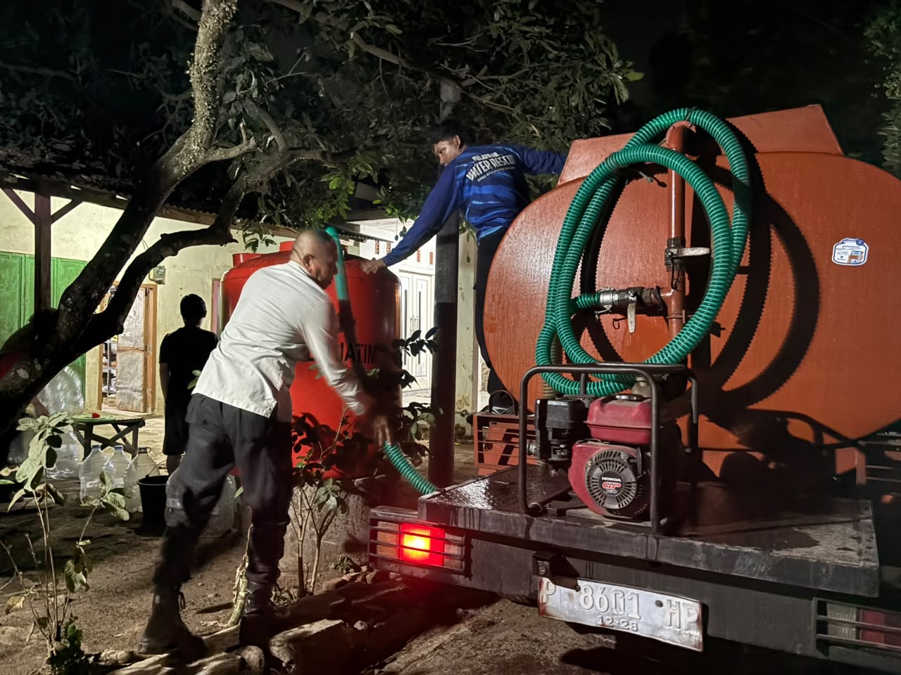 77-kk-di-sumberjeruk-kalisat-terdampak-kekeringan-bpbd-jember-salurkan-5000-liter-air-bersih-20261001