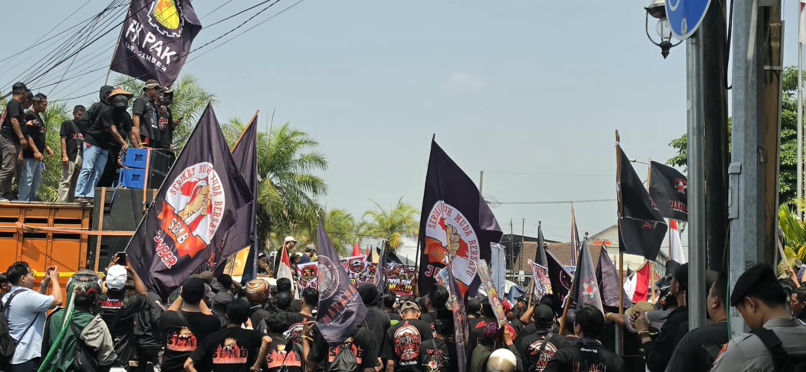 aksi-laskar-jahanam-dan-pedagang-pasar-tanjung-berujung-dialog-pemkab-jember-buka-ruang-keterlibatan-pedagang-20261001