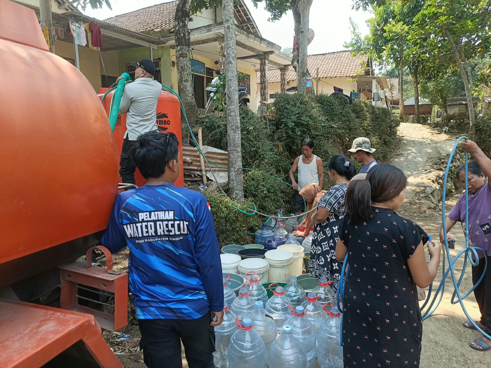 142-kk-terdampak-kekeringan-bpbd-jember-kembali-droping-5000-liter-air-ke-plalangan-20261001