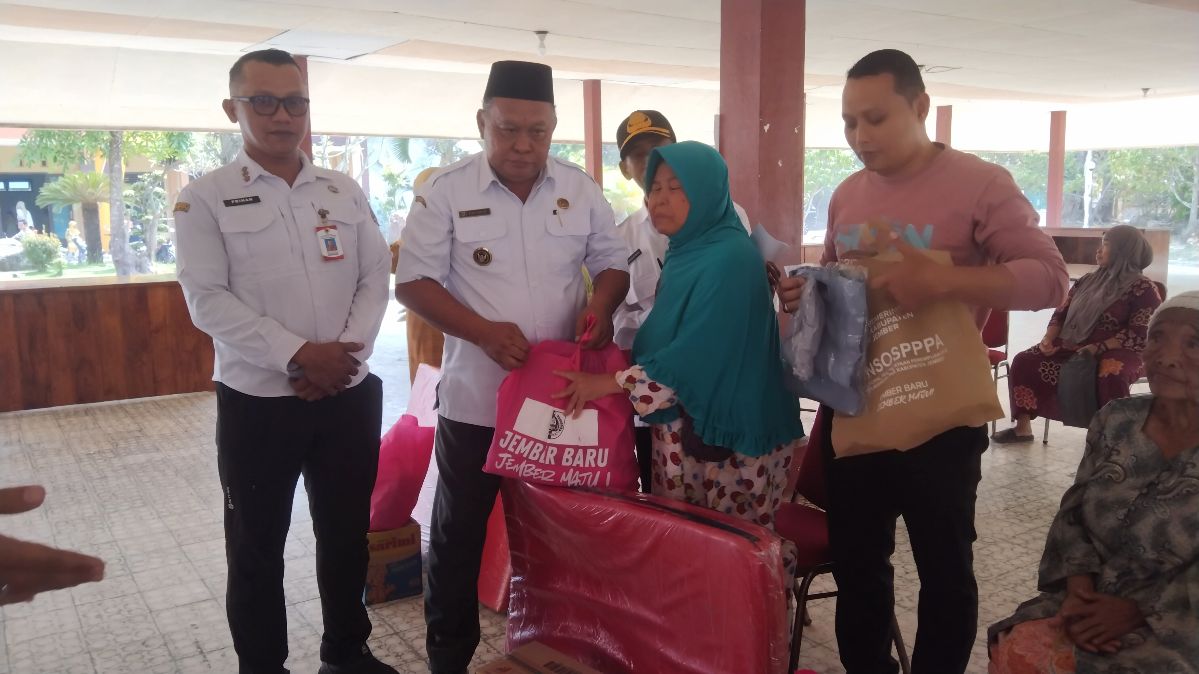 pembagian-sembako-berkelanjutan-di-desa-paleran-camat-umbulsari-semoga-membantu-dan-meringankan-beban-masyarakat-20261001