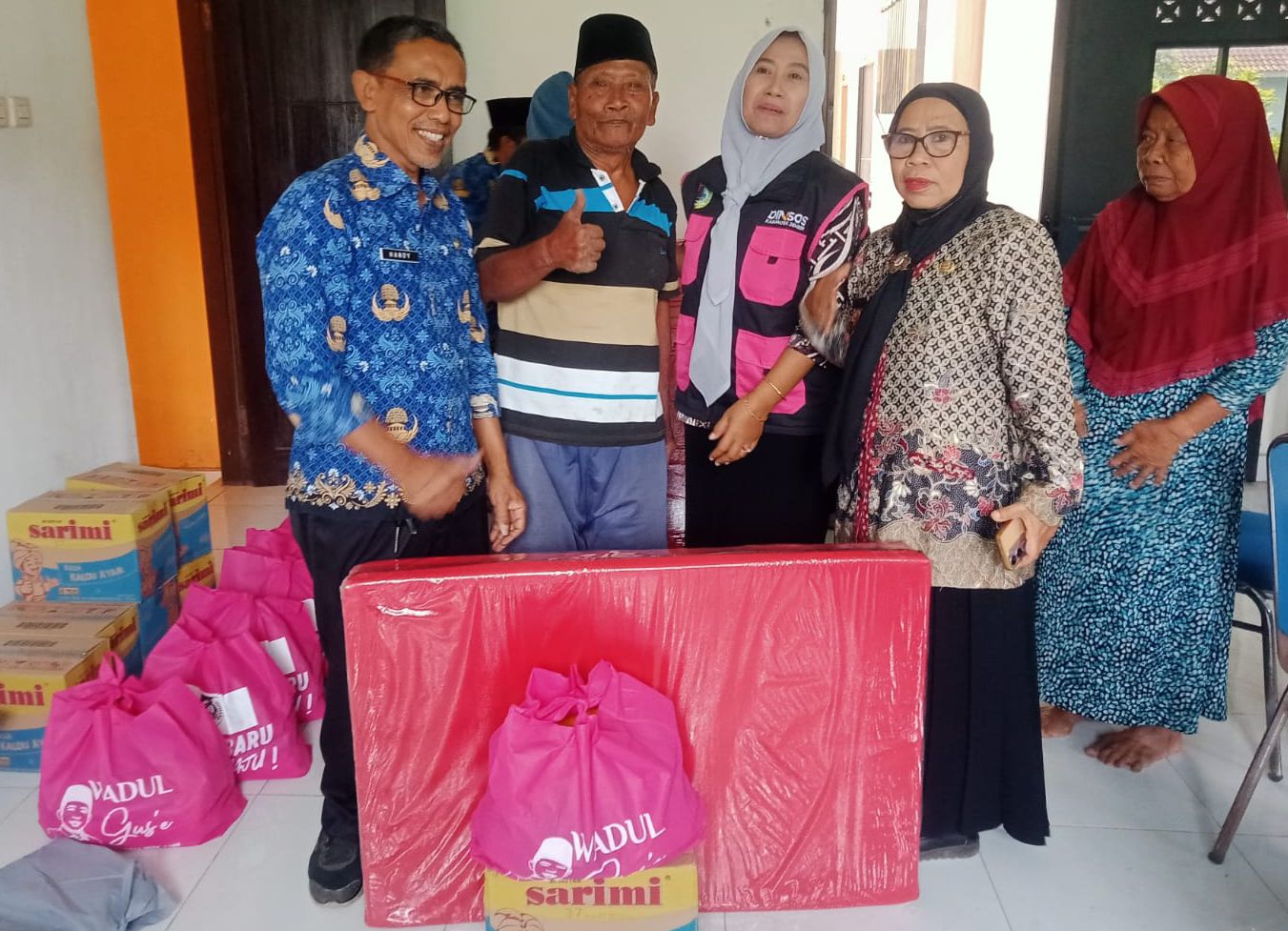 tak-hanya-di-tempat-penyaluran-pemcam-puger-bersama-dinsos-pppa-datang-langsung-ke-rumah-lansia-20261001