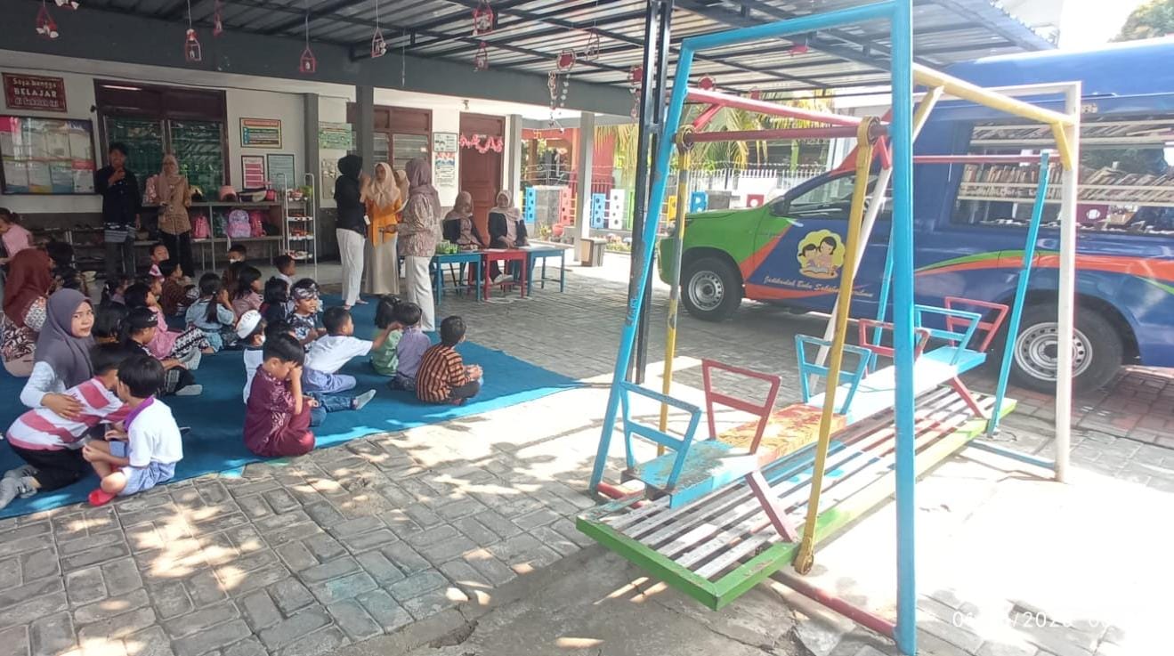 perpustakaan-keliling-hadirkan-akses-bacaan-bagi-siswa-tk-dharma-indria-i-patrang-20261001