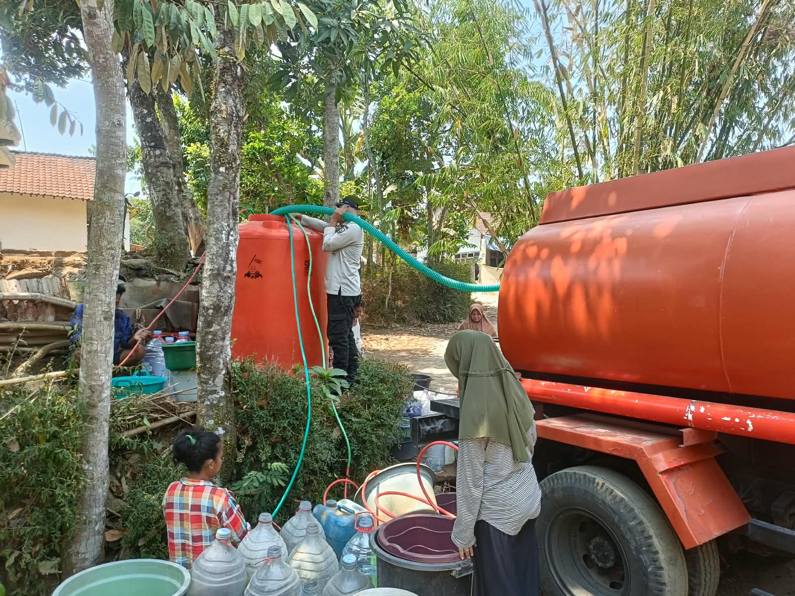 kelurahan-bintoro-pantau-ketat-krisis-air-bersih-ratusan-warga-lingkungan-plalangan-kembali-terima-droping-bpbd-jember-20261002