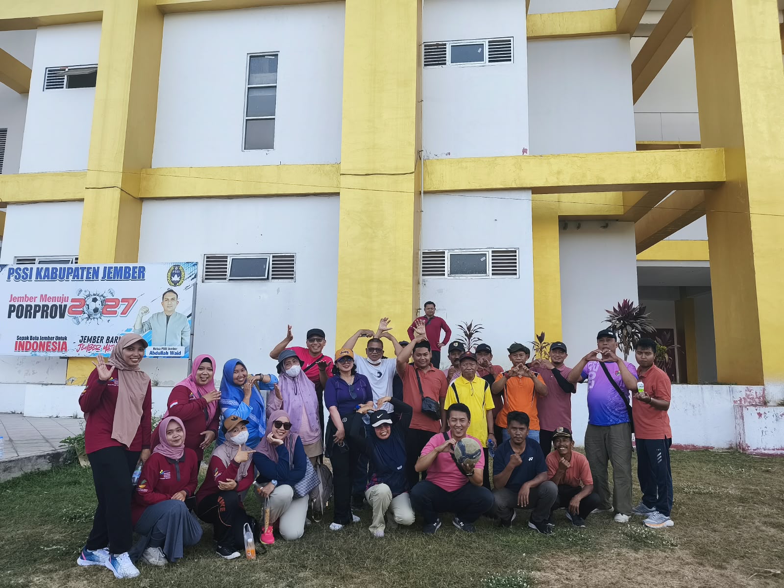 camat-jelbuk-bersama-100-peserta-ikuti-osma-di-jsg-perkuat-kebugaran-dan-kekompakan-20261001
