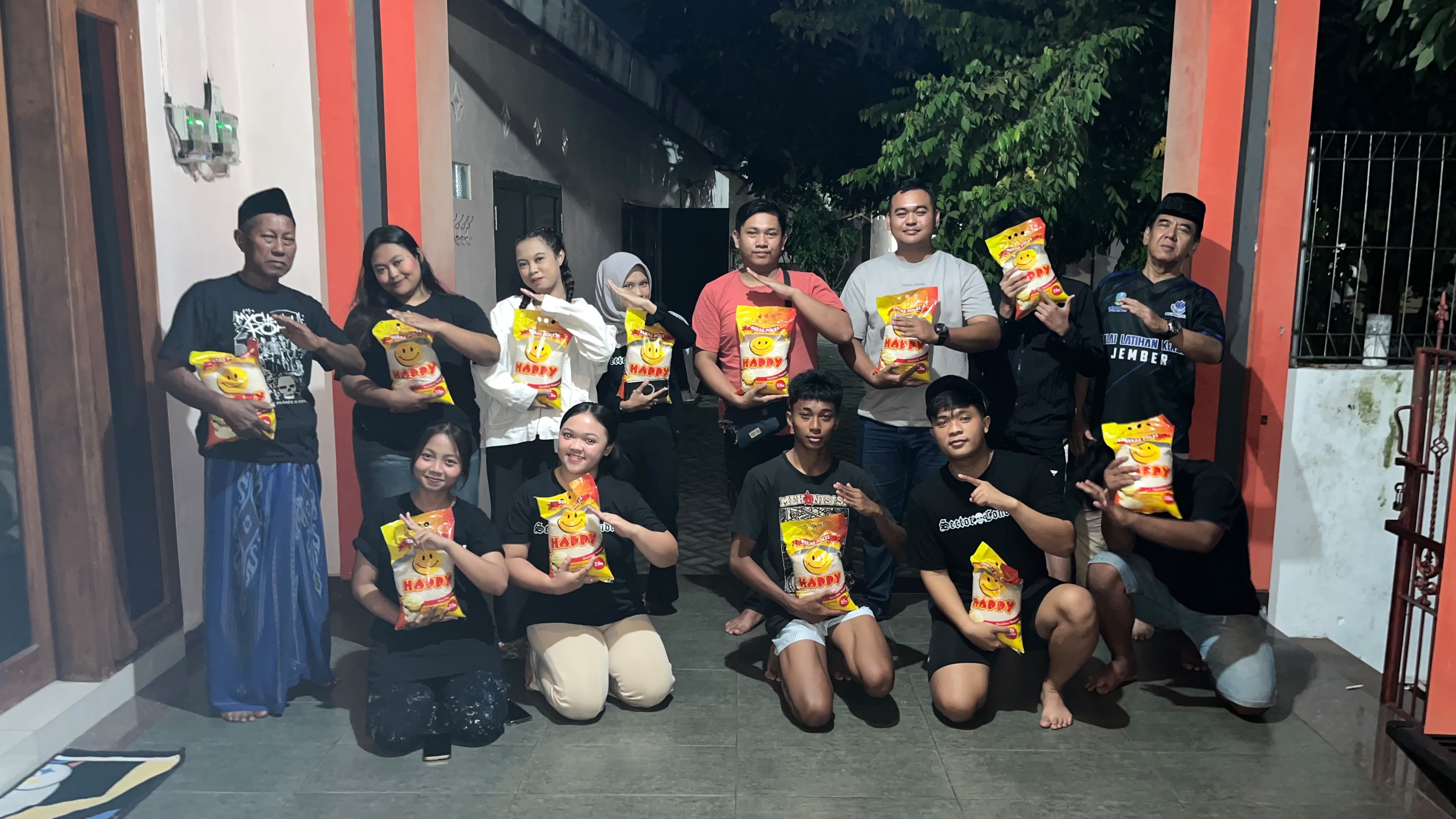 karang-taruna-condro-selatan-gelar-bakti-sosial-jumat-berkah-jadi-wujud-kepedulian-kepada-lansia-dan-warga-kurang-mampu-20261003