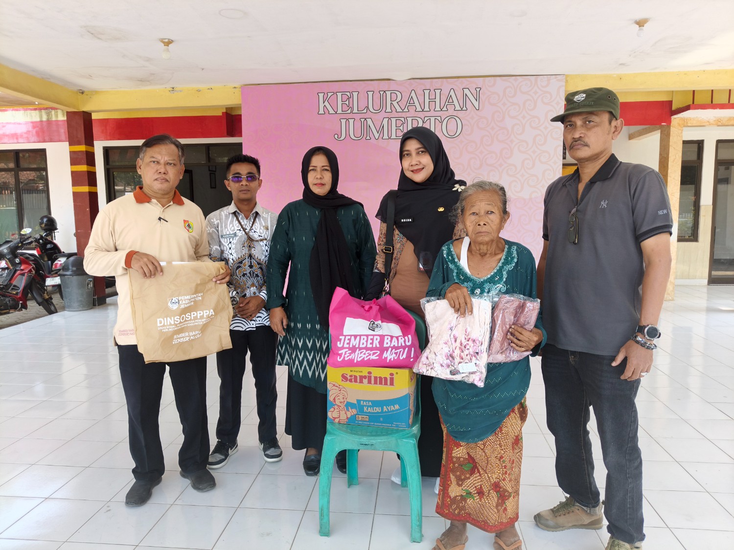 bantuan-tiba-di-krajan-tiga-warga-jumerto-terima-uluran-tangan-di-jumat-berkah-20261003