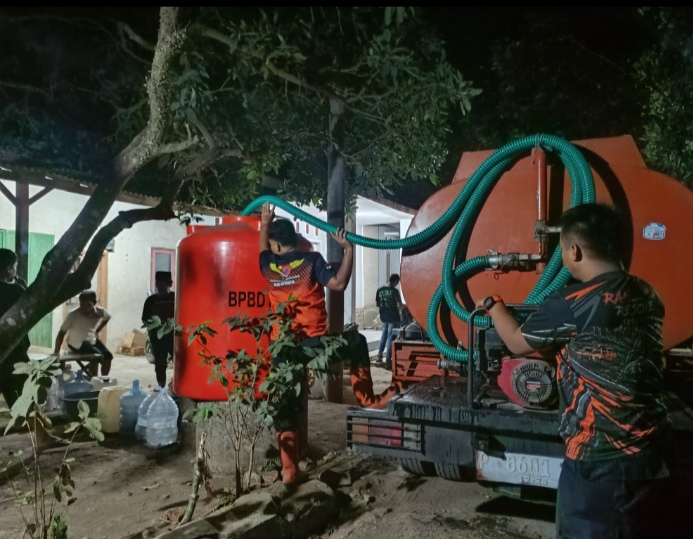 distribusi-ke-33-bpbd-jember-salurkan-5000-liter-air-bersih-untuk-warga-sumberjeruk-20261004