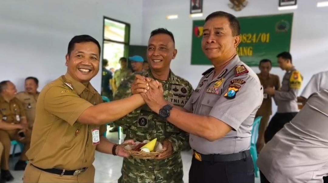 muspika-patrang-pererat-sinergi-tni-polri-tumpeng-warnai-peringatan-hut-ke-81-tni-di-koramil-patrang-20261005