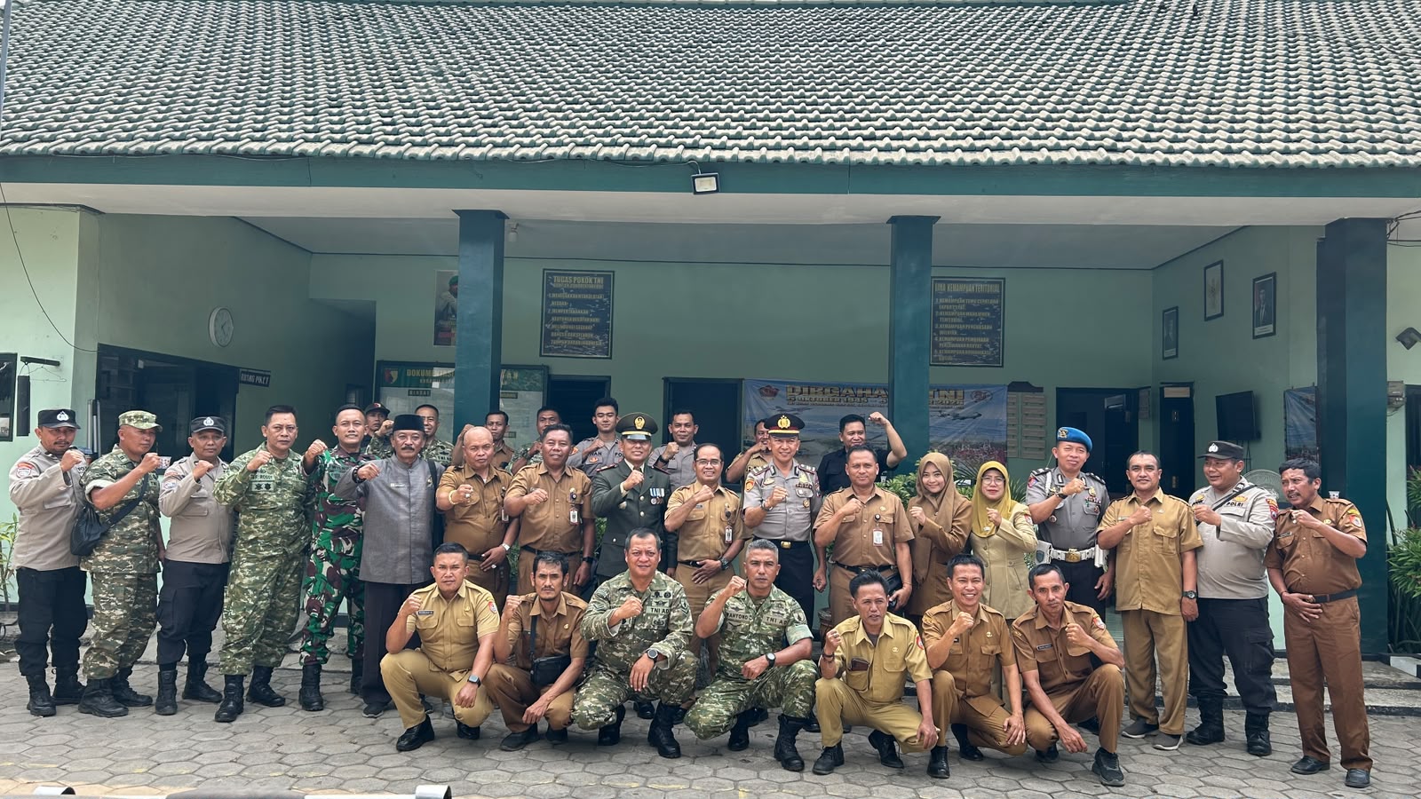 hangat-penuh-solidaritas-pemcam-dan-polsek-sukowono-rayakan-hut-tni-ke-81-bersama-koramil-20261005