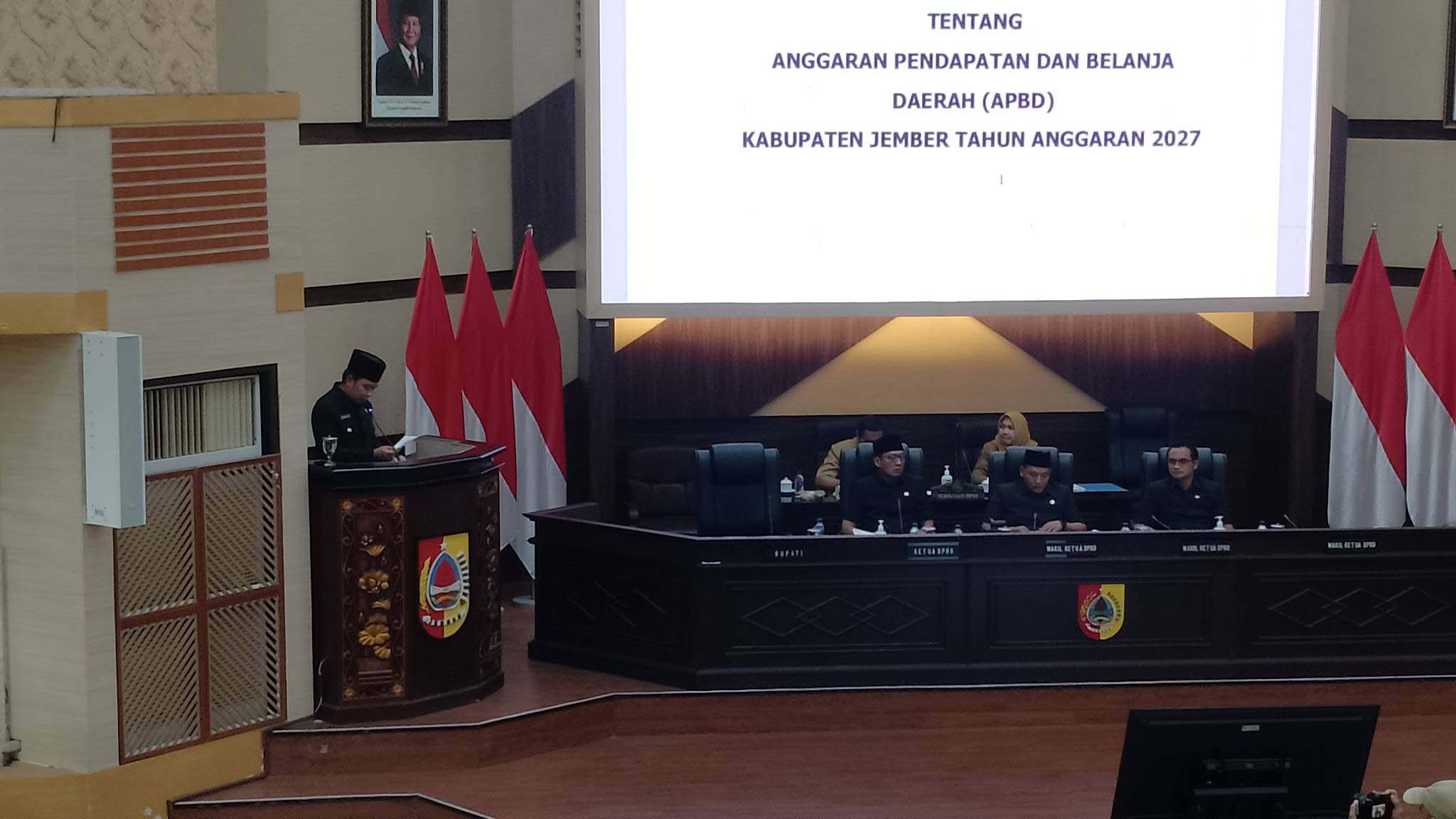 hadiri-sidang-paripurna-bupati-jember-berikan-jawaban-pu-fraksi-fraksi-20261005