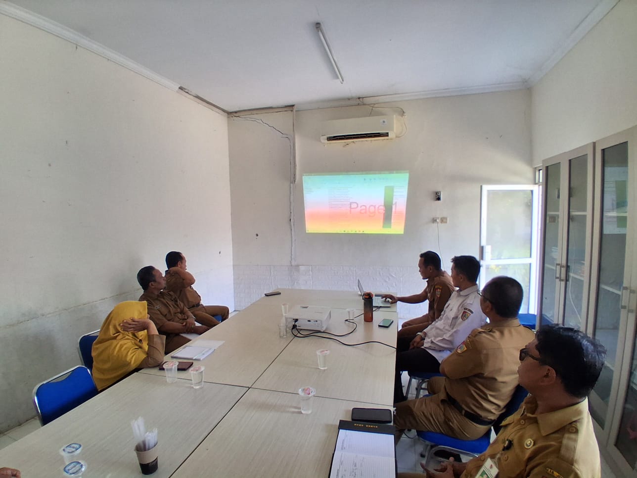 camat-sukorambi-evaluasi-kinerja-jajaran-dorong-inovasi-dan-peningkatan-pelayanan-20261005