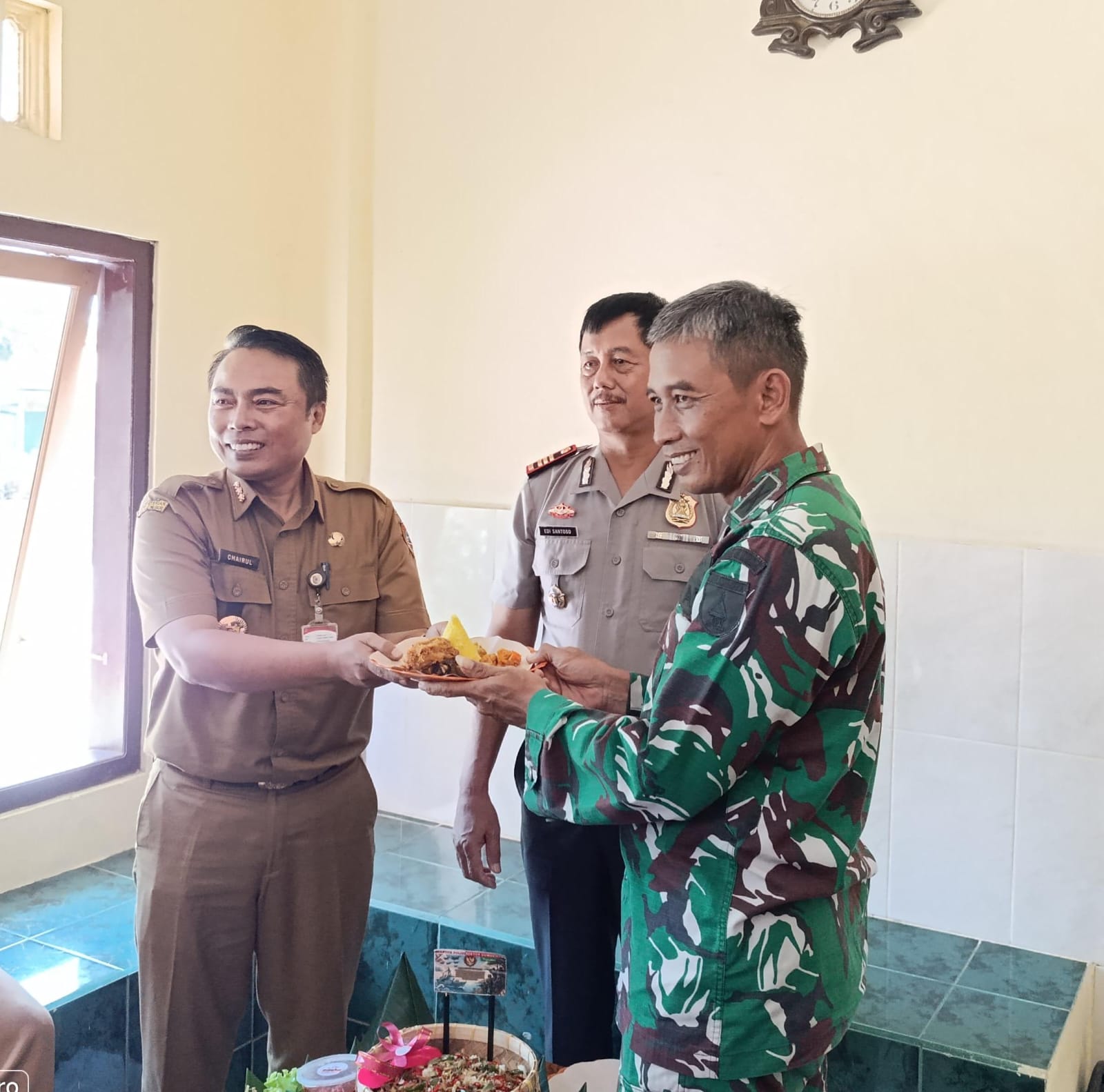 potong-tumpeng-warnai-perayaan-hut-ke-81-tni-di-koramil-gumukmas-20261005