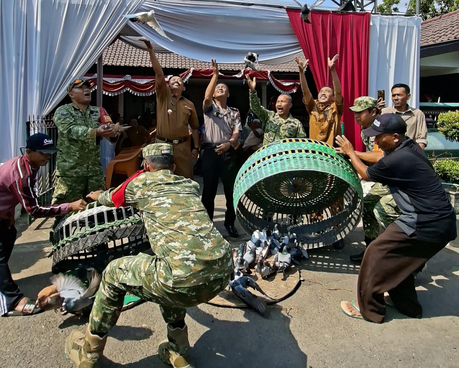 pemotongan-tumpeng-dan-pelepasan-merpati-warnai-hut-tni-di-koramil-tanggul-20261006