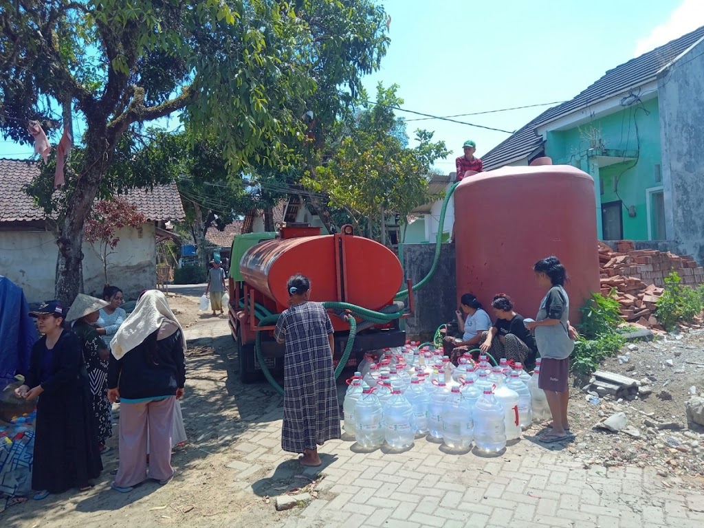 dprkplh-jember-salurkan-5000-liter-air-bersih-untuk-warga-tegal-gede-terdampak-kekeringan-20261006