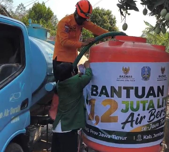 tim-reaksi-cepat-bpbd-dampingi-baznas-kabupaten-jember-salurkan-5000-liter-air-bersih-ke-kaliwining-20261006