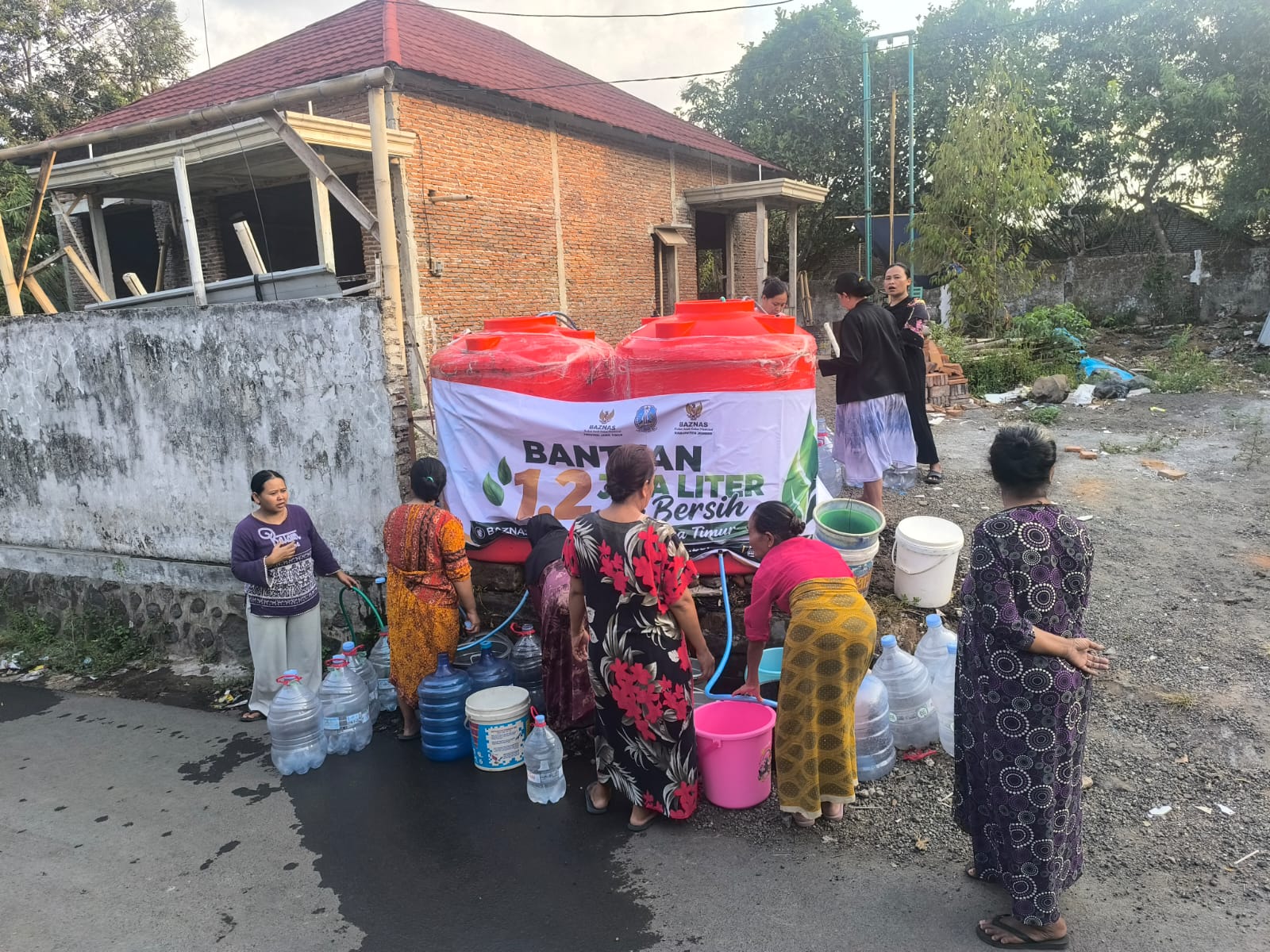 bpbd-jember-bersama-baznas-jember-salurkan-10000-liter-air-bersih-untuk-warga-baratan-20261006