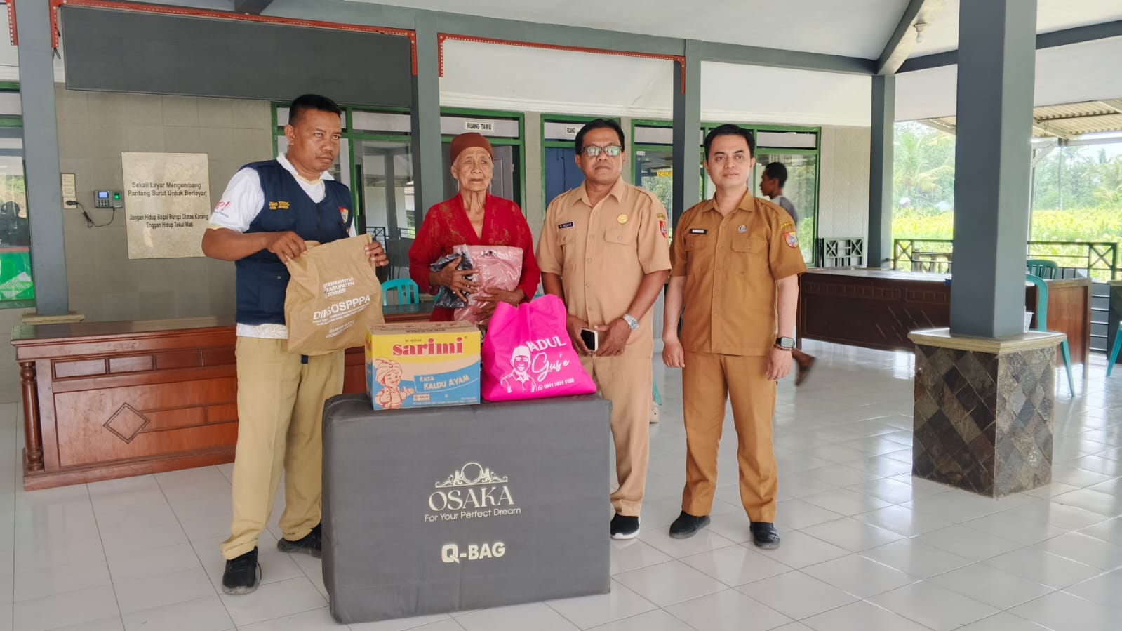 bansos-lansia-di-jelbuk-didistribusikan-secara-jemput-bola-ke-lima-desa-20261006