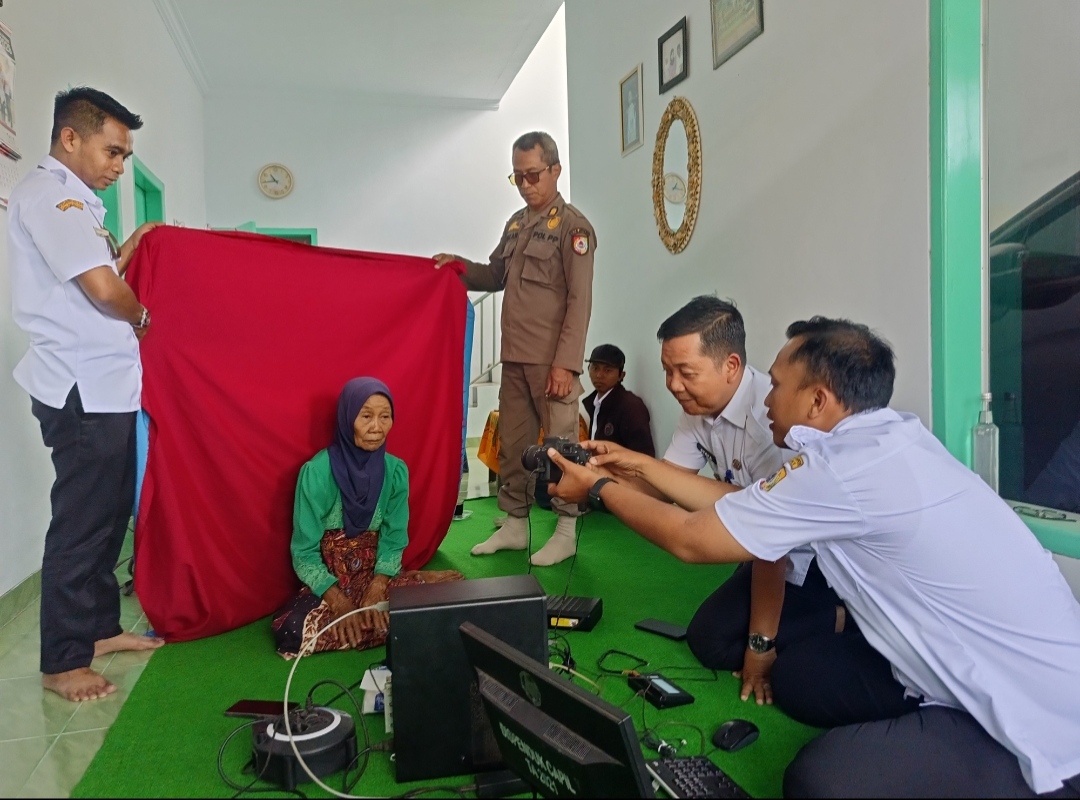 pelayanan-ktp-el-jemput-bola-hadir-di-kelurahan-jember-lor-camat-patrang-tinjau-langsung-pelaksanaan-20261007