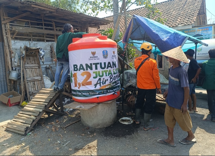 sumur-warga-mengering-bpbd-jember-dampingi-baznas-salurkan-5000-liter-air-ke-tegal-gede-20261007