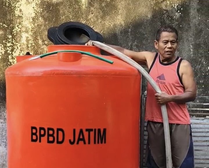 tak-ada-jaringan-pipa-bpbd-jember-suplai-10-ribu-liter-air-ke-warga-baratan-timur-20261008