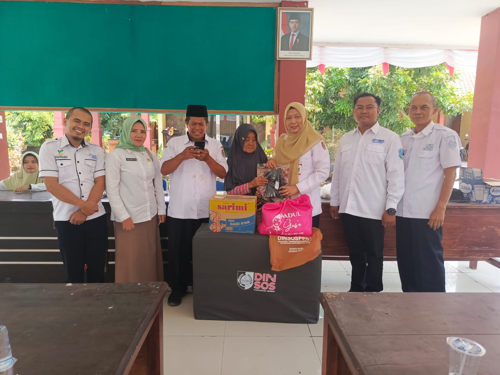 dinsos-dan-tim-pkh-kecamatan-mumbulsari-salurkan-bantuan-berkelanjutan-bagi-lansia-20261009