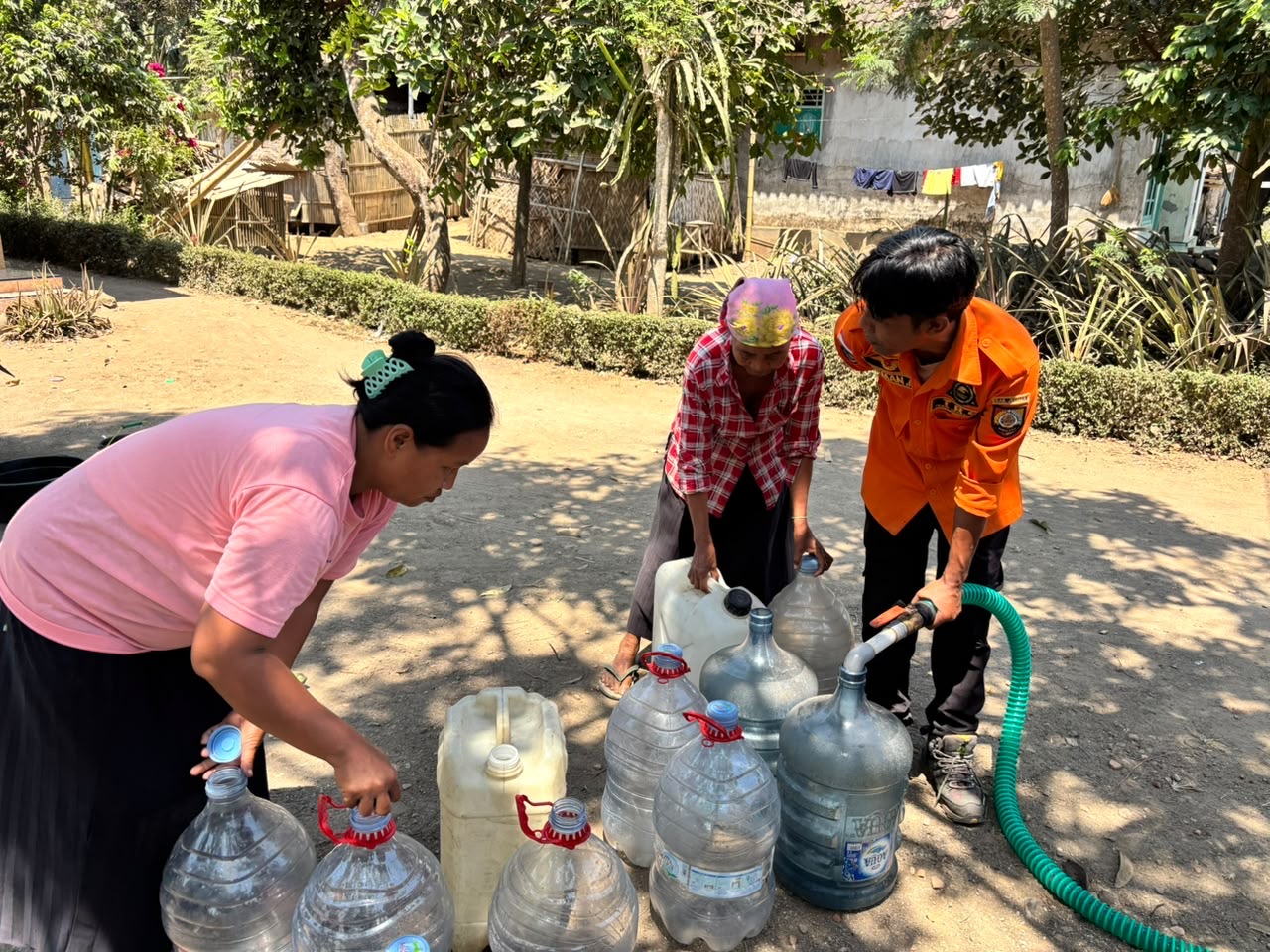 sumur-mengering-dan-berbau-120-kk-di-rambipuji-kembali-dapat-bantuan-air-bpbd-20261008