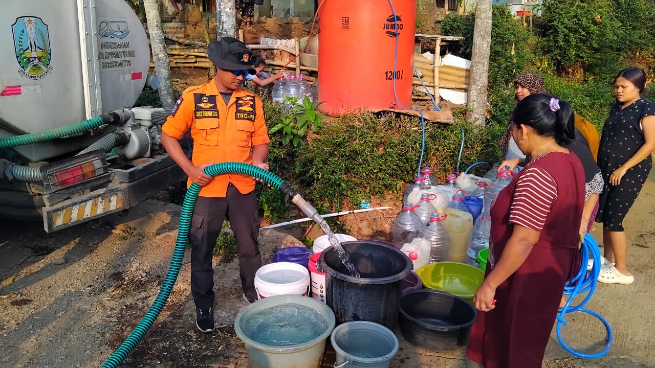 80-ribu-liter-air-digelontorkan-bpbd-jember-terus-suplai-warga-plalangan-20261008