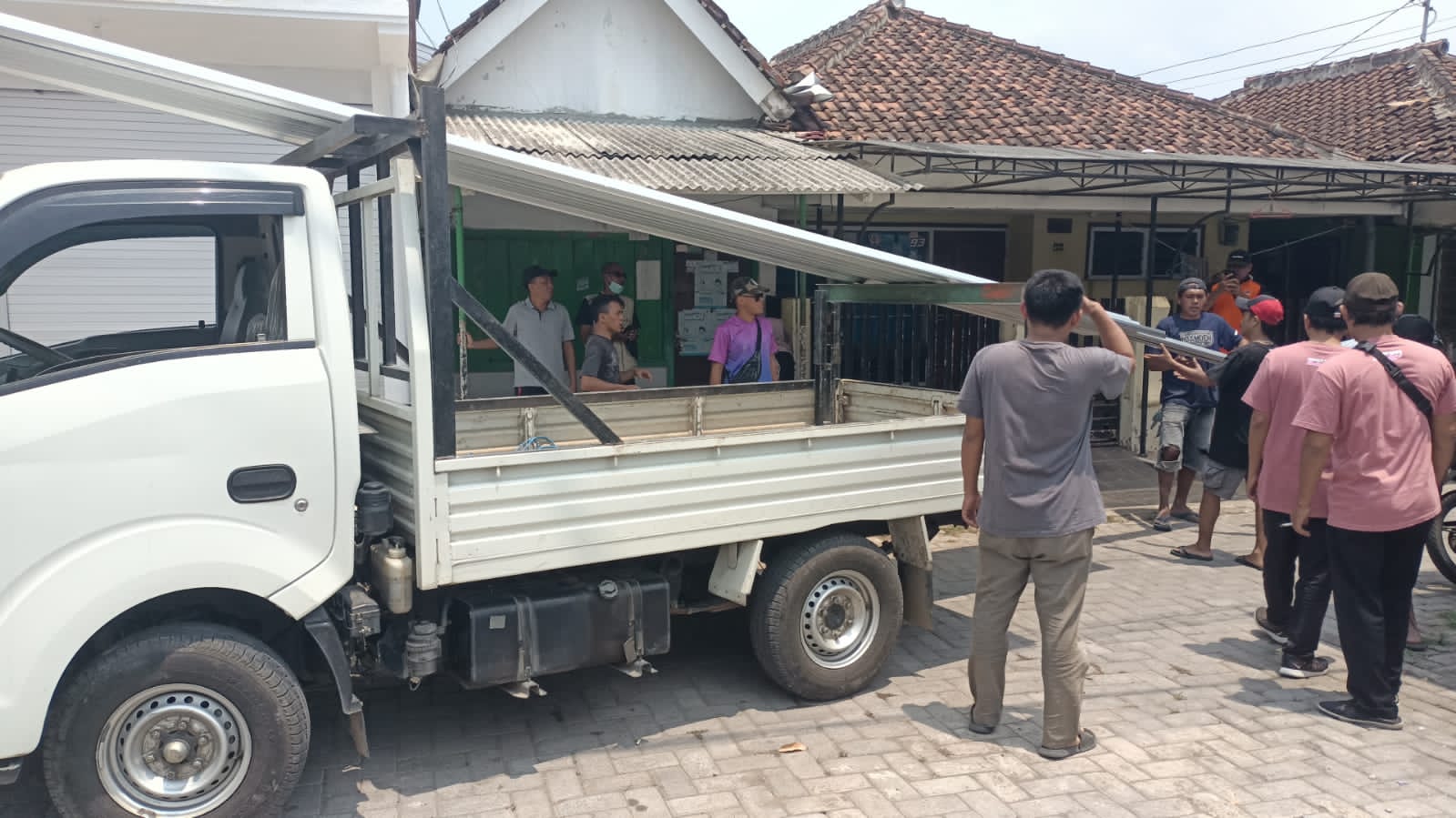 bpbd-salurkan-bantuan-material-untuk-pemulihan-rumah-pascakebakaran-di-kelurahan-kepatihan-20261009