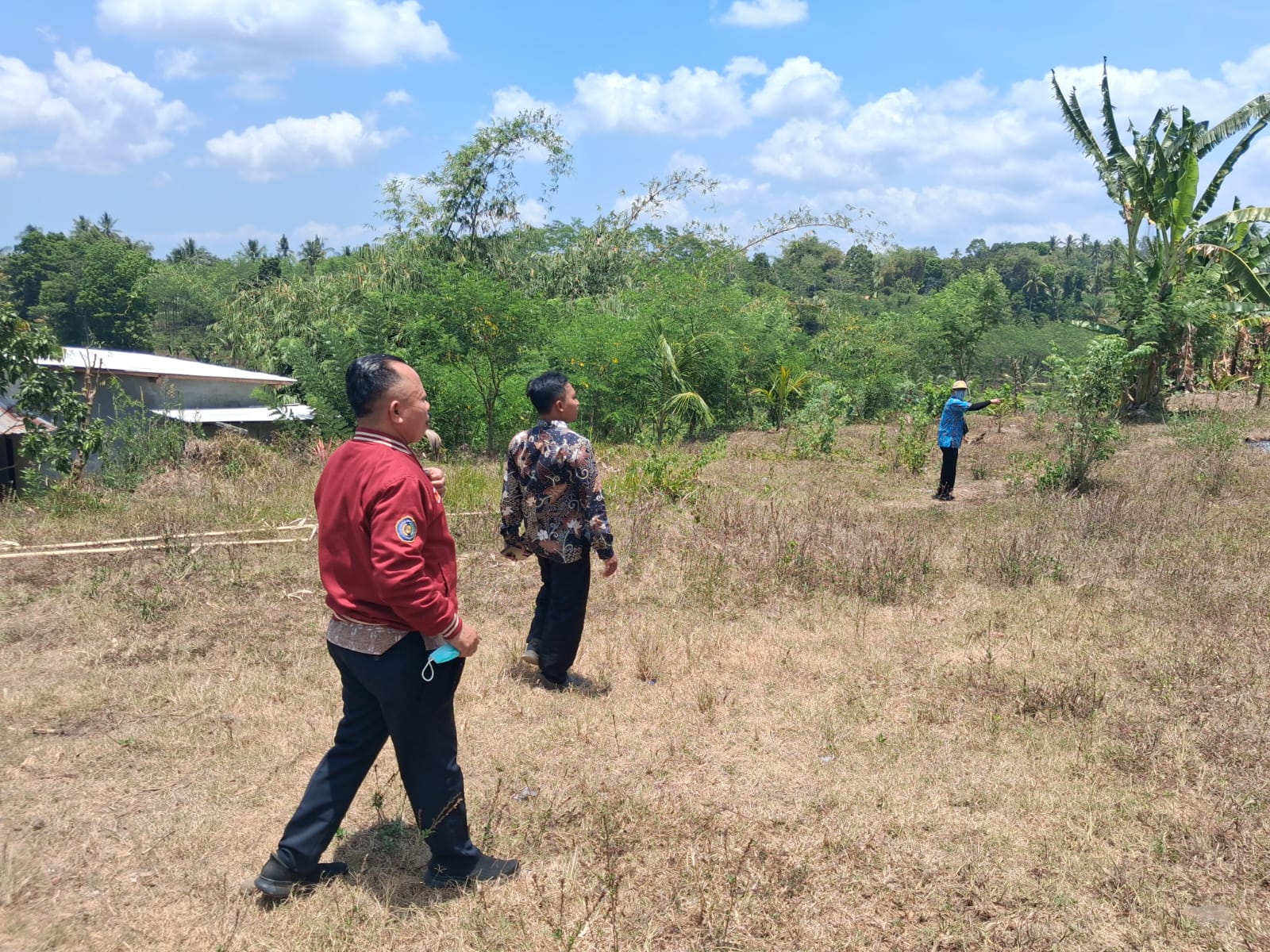 1sekcam-sukorambi-tinjau-tanah-kas-desa-karangpring-untuk-budidaya-lele-dan-nila-20261009