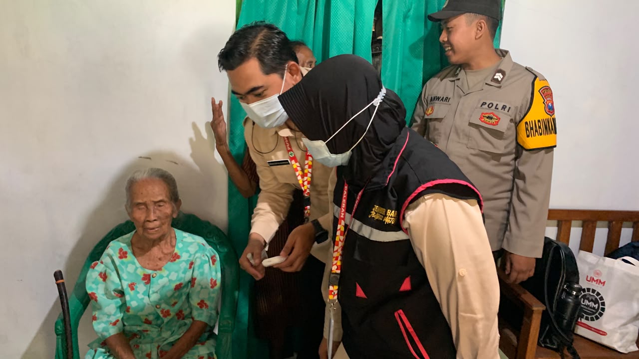 disnaker-jember-dampingi-home-care-di-sidorejo-umbulsari-lansia-dengan-gangguan-penglihatan-dan-riwayat-stroke-terima-perawatan-langsung-20261009