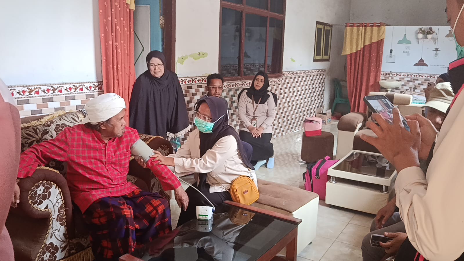pemkab-jember-dekatkan-layanan-kesehatan-kepada-kiai-imam-syafii-melalui-home-care-di-cumedak-20261009
