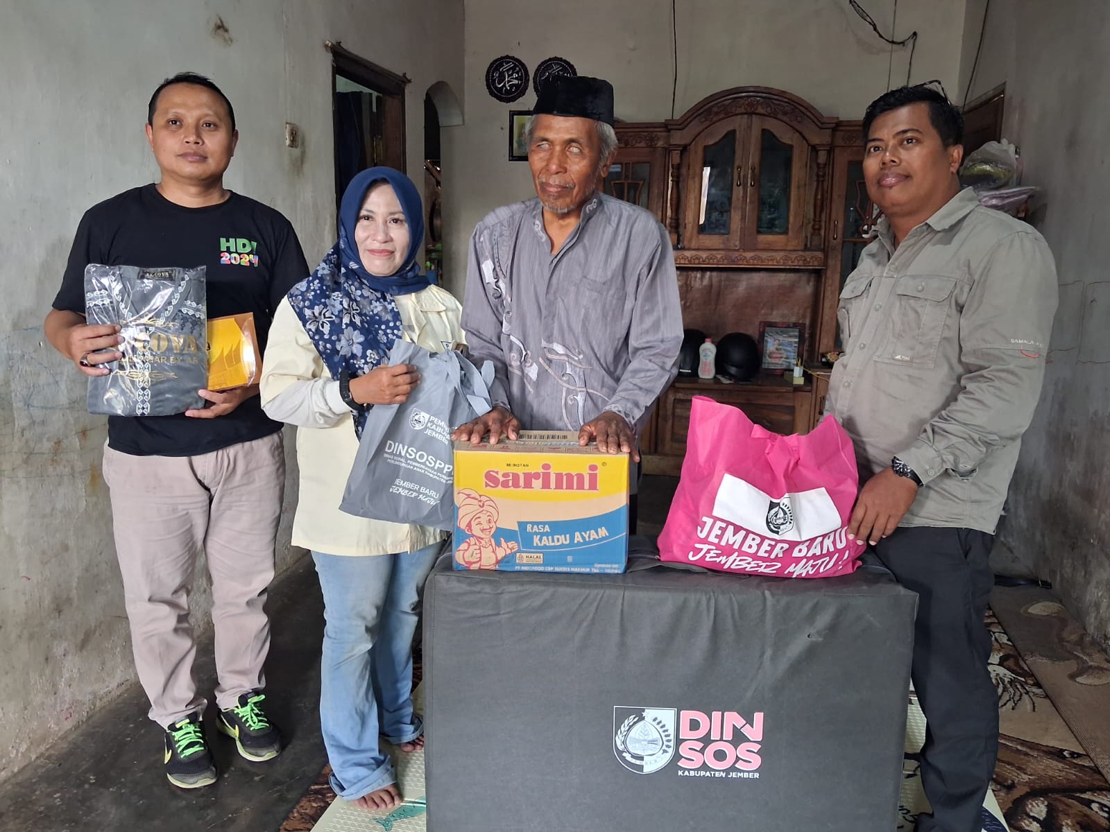 bikin-haru-pemkab-jember-antar-bantuan-sosial-ke-rumah-kakek-nuryasin-di-dukuhmencek-20261010