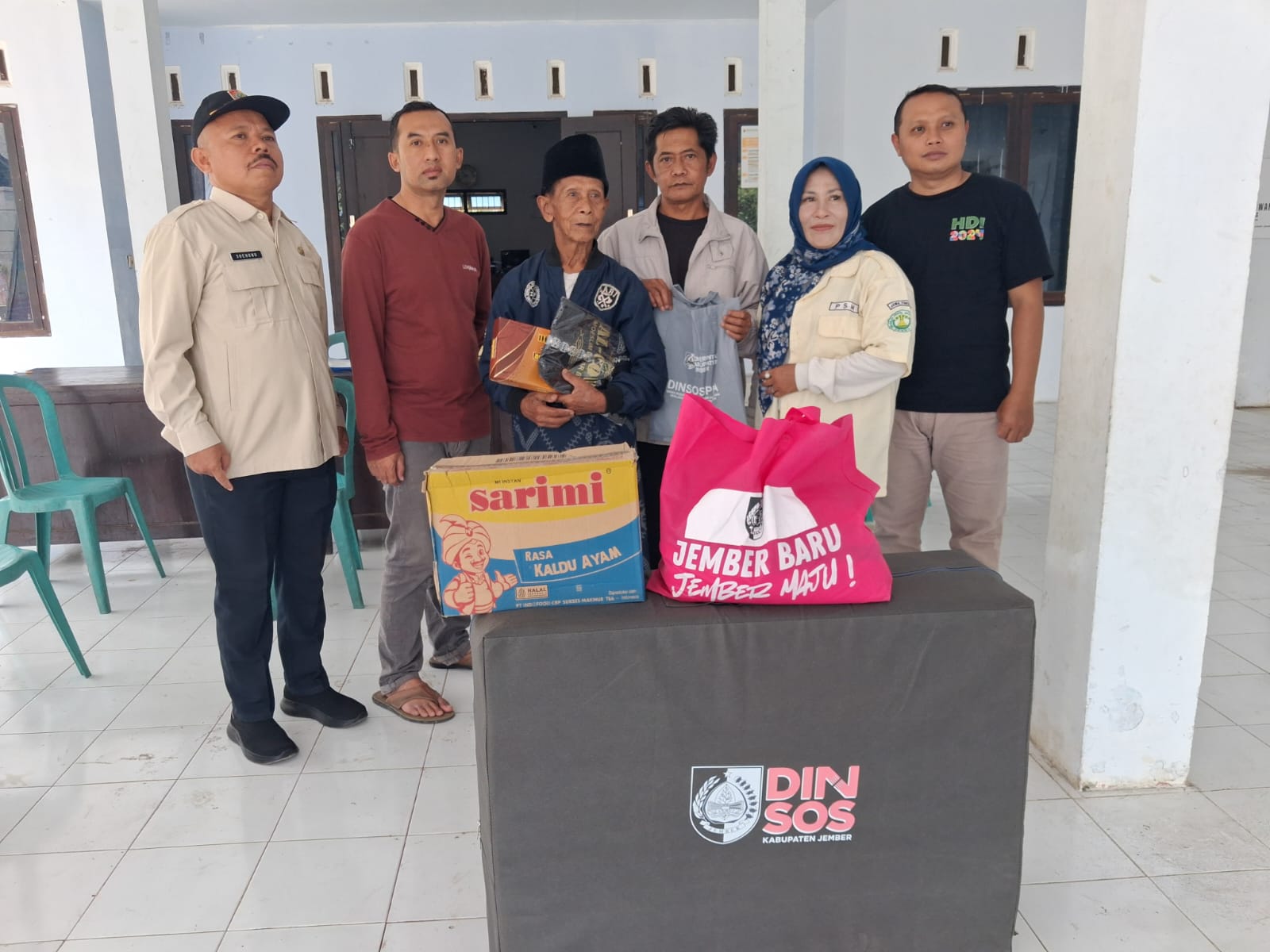 bantuan-sosial-pemkab-jember-untuk-kakek-marsuki-kepedulian-gus-fawait-dapat-apresiasi-20261010