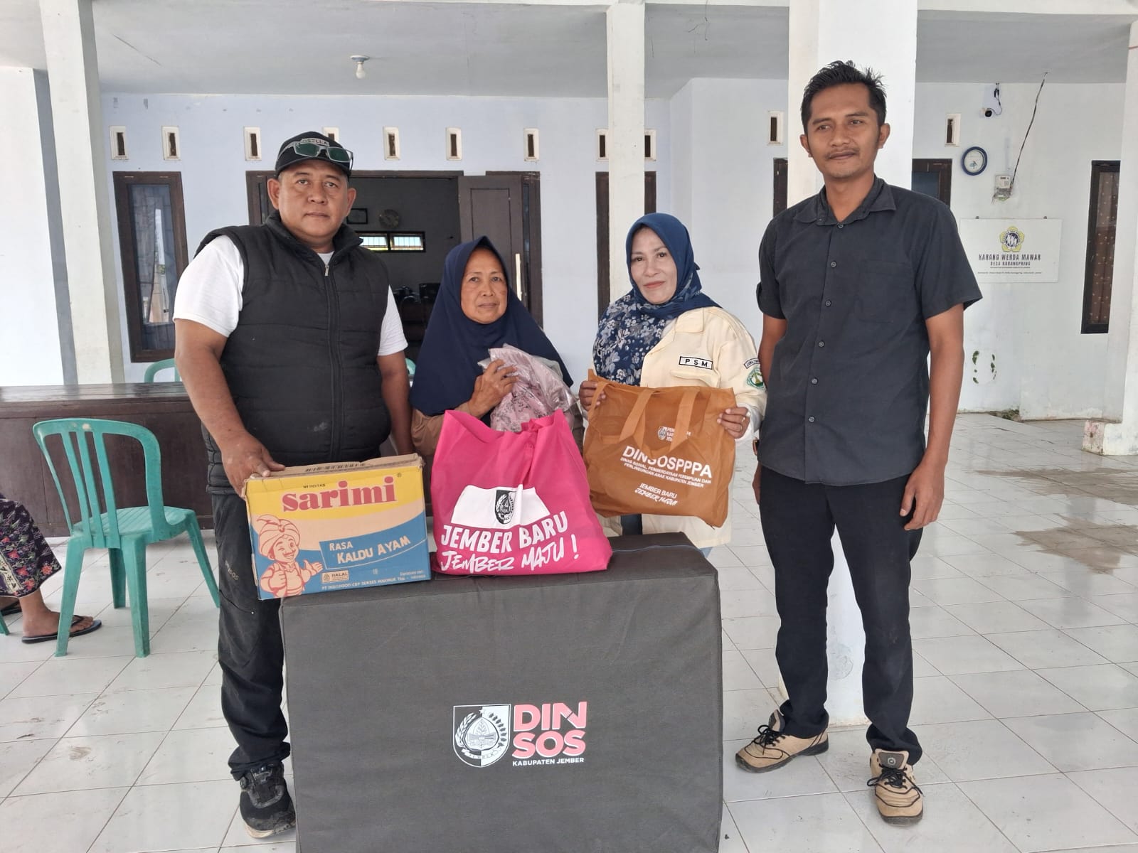 bantuan-sosial-gus-fawait-untuk-sayati-perhatian-pemerintah-hadir-bagi-warga-karangpring-20261010