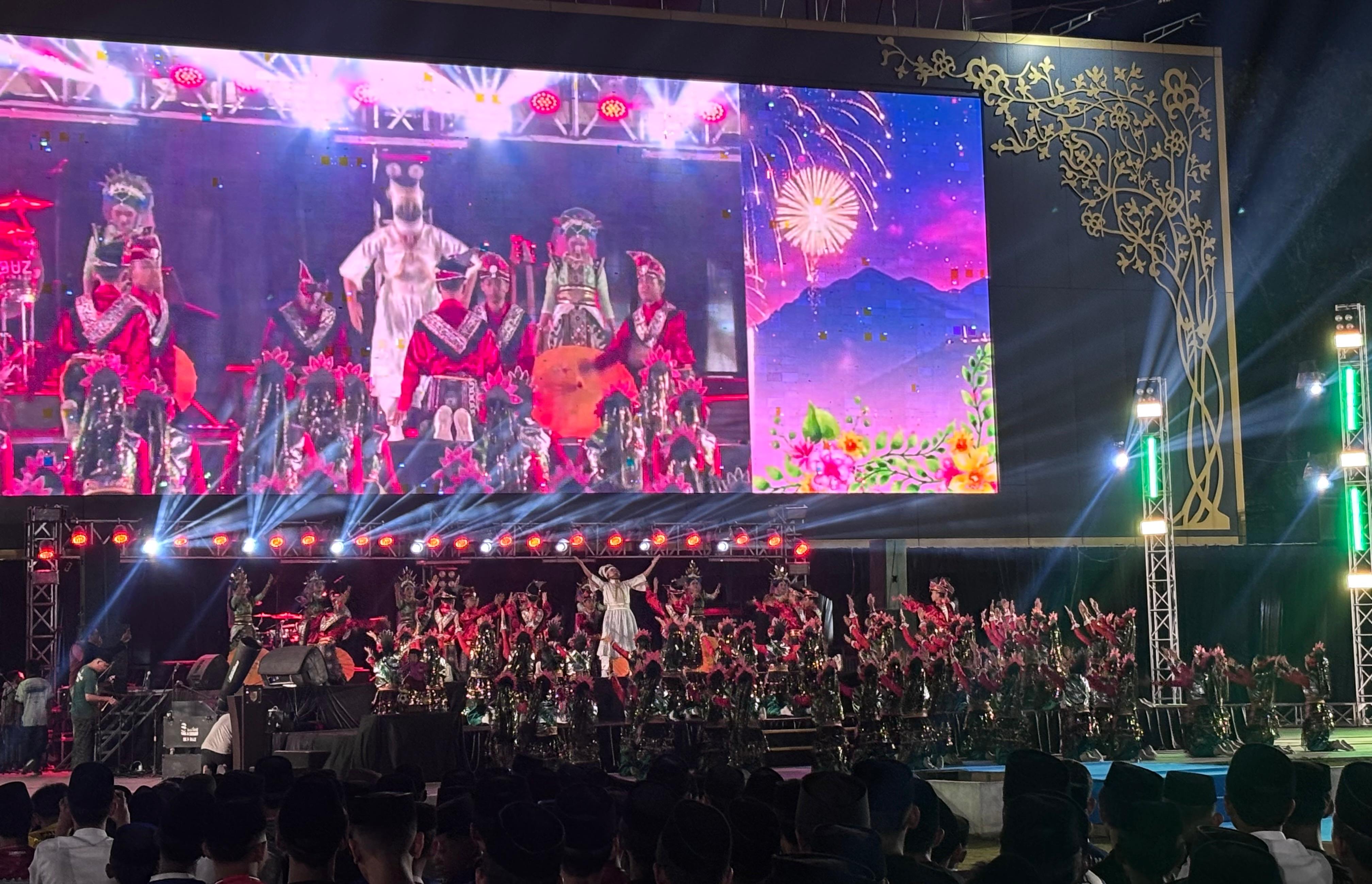 tari-kolosal-sukma-santri-dan-paduan-suara-mars-bangga-menjadi-santri-warnai-opening-ceremony-hsn-2026-di-jember-20261011