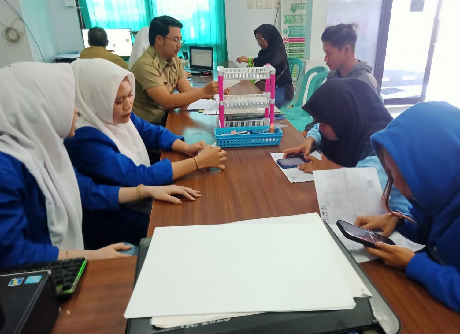 semakin-diminati-warga-aktivasi-ikd-ramai-dikunjungi-di-pelayanan-adminduk-kecamatan-puger-20261013