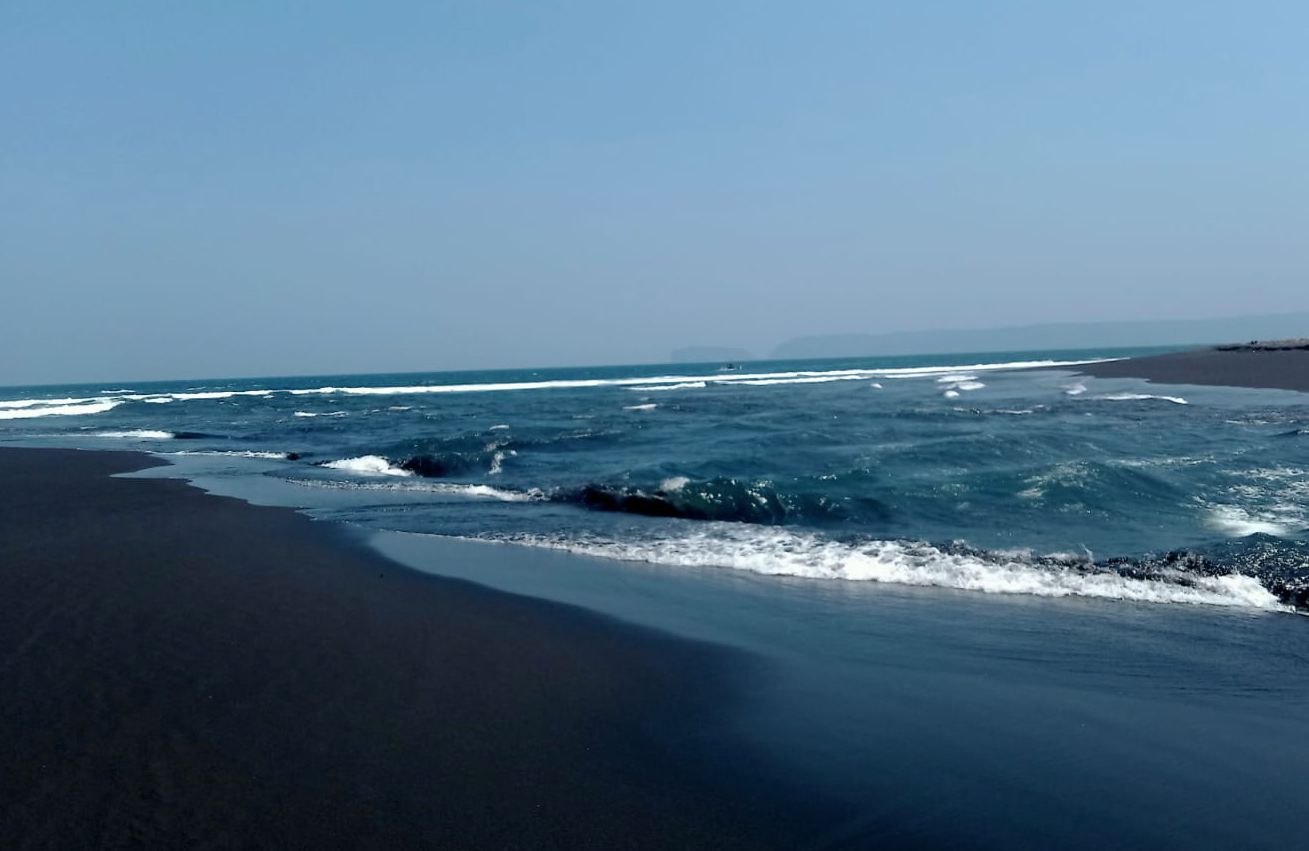 pantai-wisata-cemara-tempat-favorit-untuk-berfoto-bersama-keluarga-dan-tersedia-bermacam-umkm-warga-tempatan-20261013