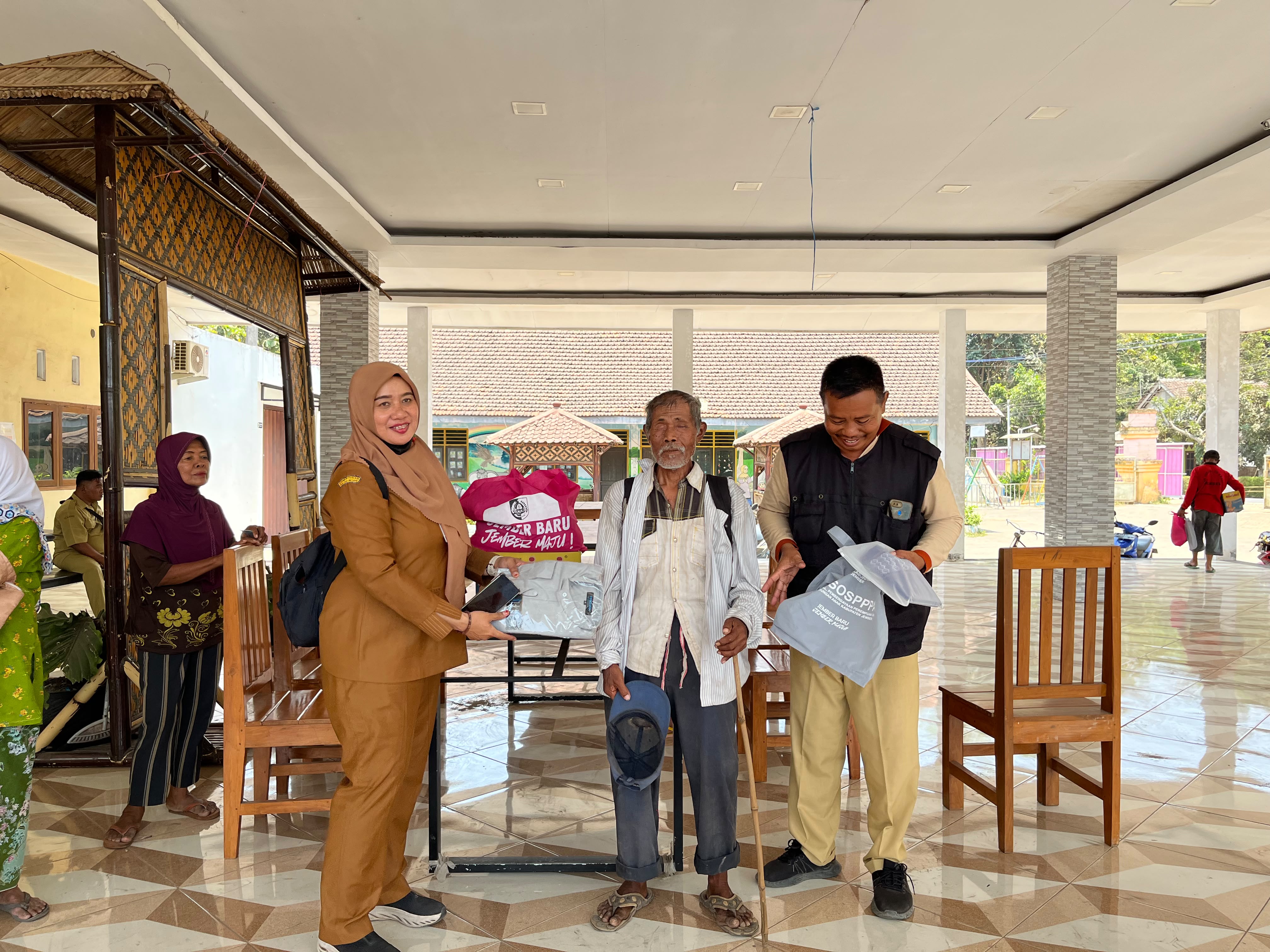 sentuh-warga-rentan-pemkab-jember-salurkan-20-paket-sembako-untuk-lansia-dan-penyandang-disabilitas-di-rambipuji-satu-penerima-dikabarkan-meninggal-dunia-20261013