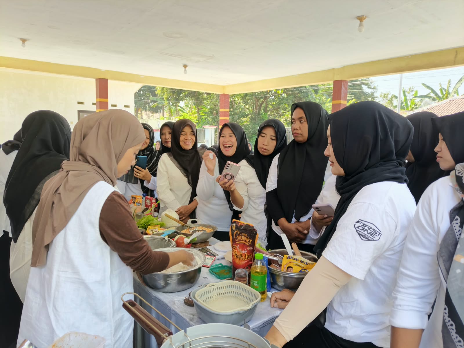 dua-hari-dilatih-jadi-juragan-kue-ibu-ibu-umkm-jumerto-kini-request-pelatihan-fried-chicken-20261014